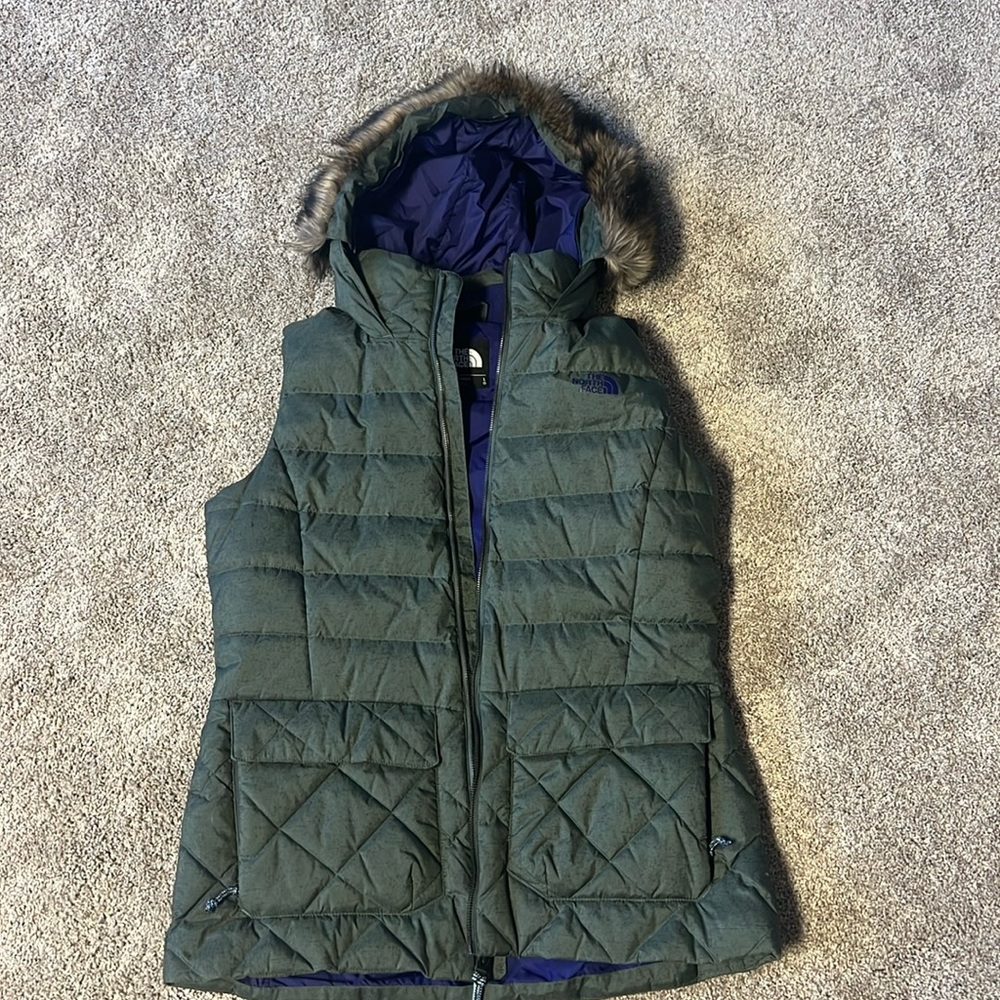 Women’s puffer north face vest with hood (large)